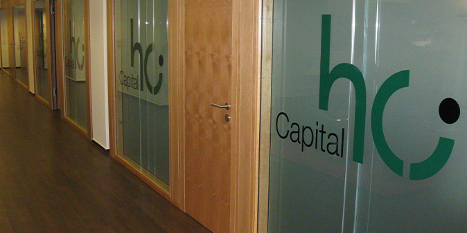 Sichtschutzfolien vollflächig, mit schwarzem Schriftzug Capital und grünem Logo an den gläsernen Bürotüren des Unternehmens - Sichtschutzfolien Hamburg